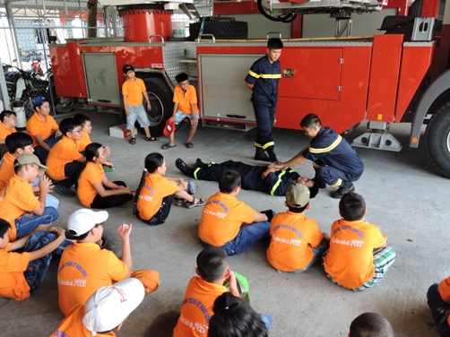                    Các em được tham gia chương trình “Một ngày làm lính cứu hỏa”.Ảnh: Hồng Vũ